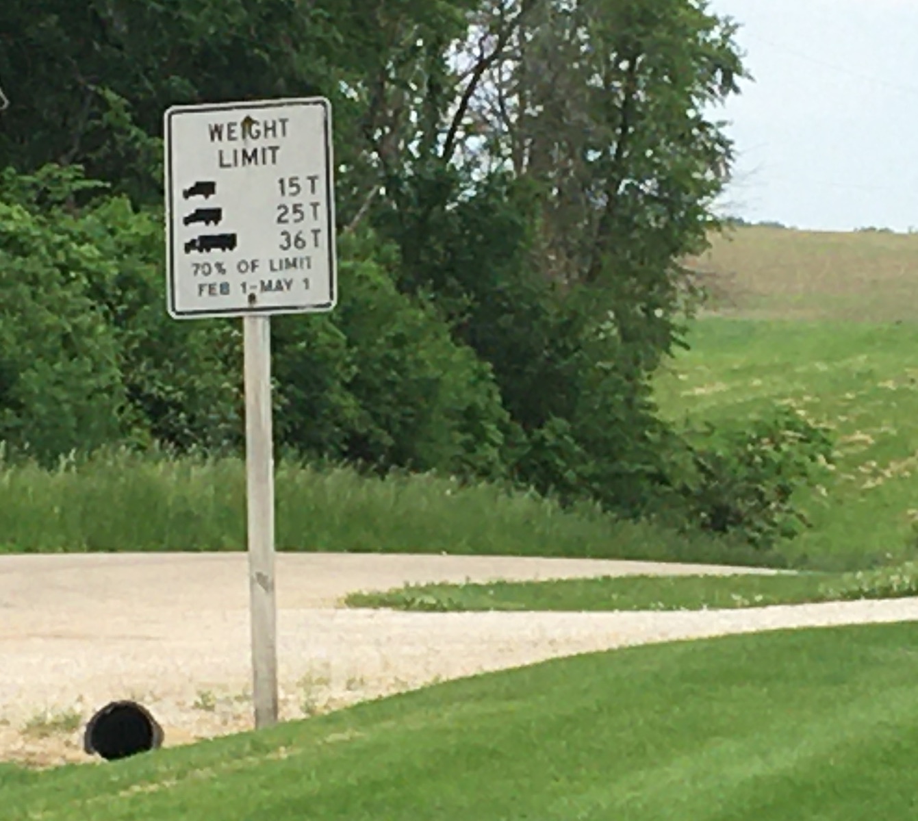 Sign reading WEIGHT LIMIT 15 T (trucks), 25 % (large trucks), 36 T (semi trucks). 70% of limit Feb 1 - May 1